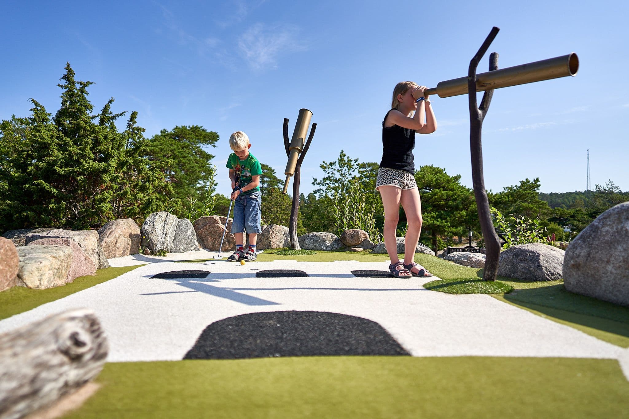 Barn spelar äventyrsgolf